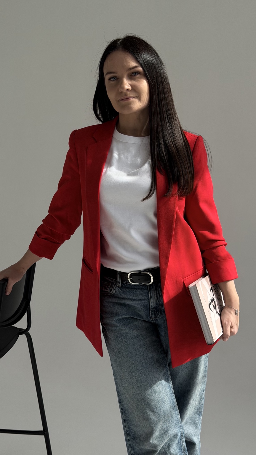 Portret z sesji SkinLight — czerwona marynarka i książka